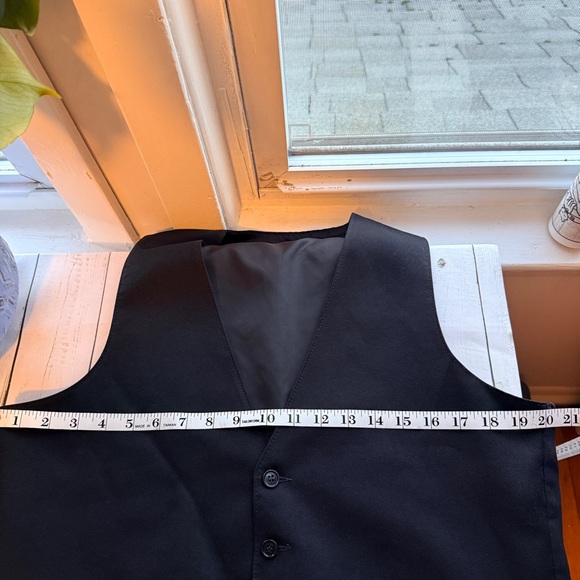 Classic Black Button-Up Vest - Picture 4 of 4